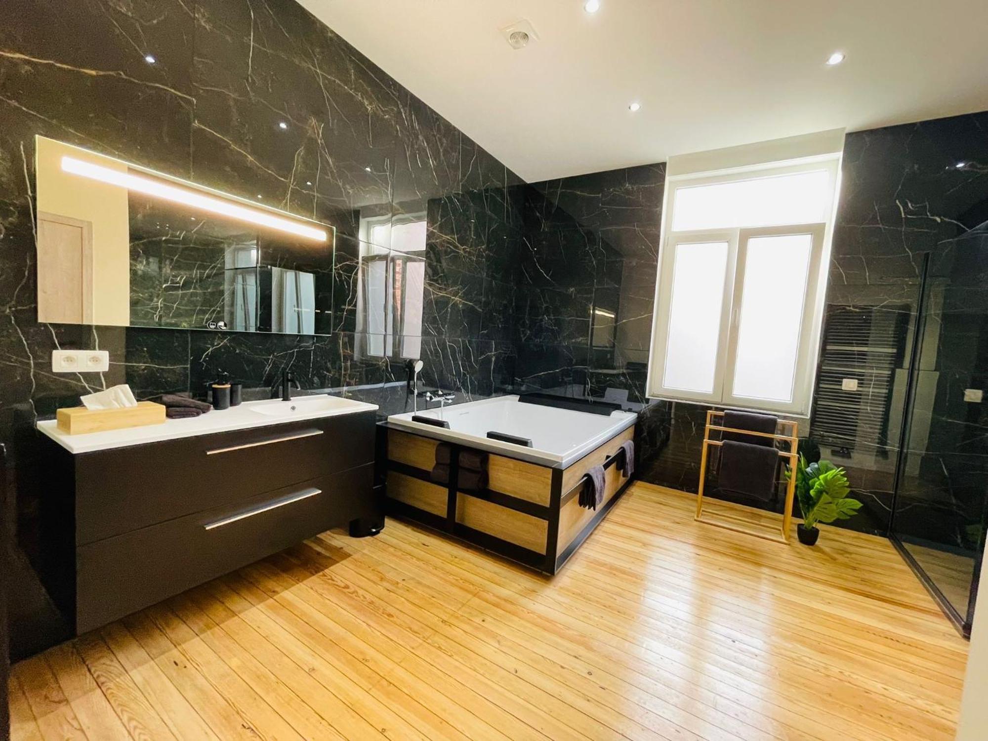 Appartement Exotique Avec Bain Balneo 列日 外观 照片