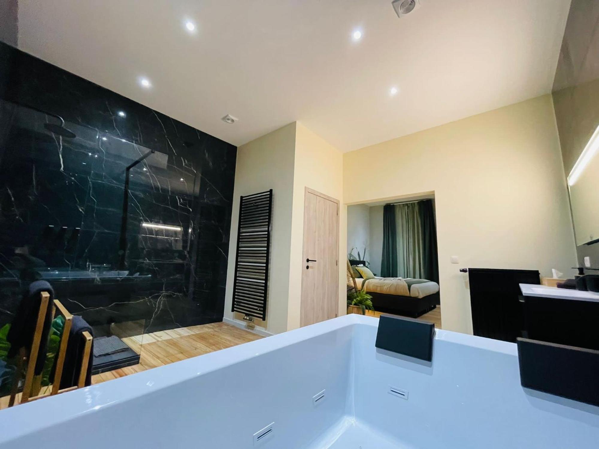 Appartement Exotique Avec Bain Balneo 列日 外观 照片